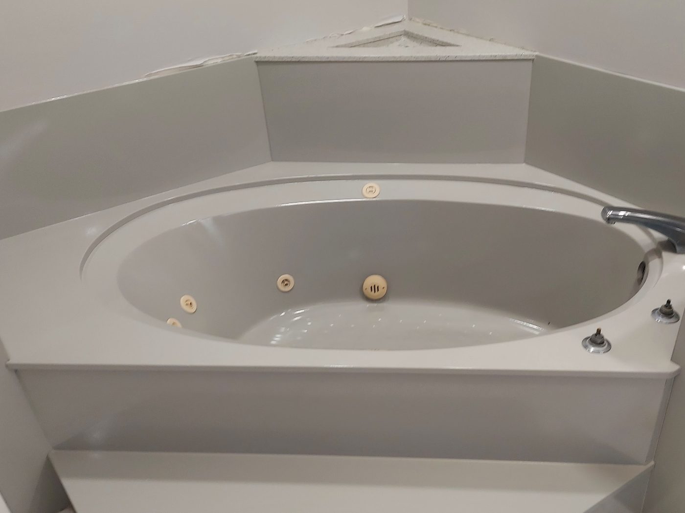 Cultured-marble corner spa refinished in gray