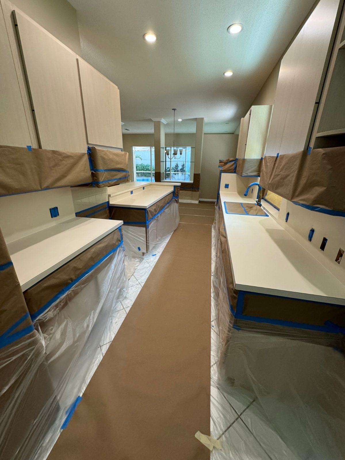 Kitchen counters and backsplash in a uniform white bonding base coat